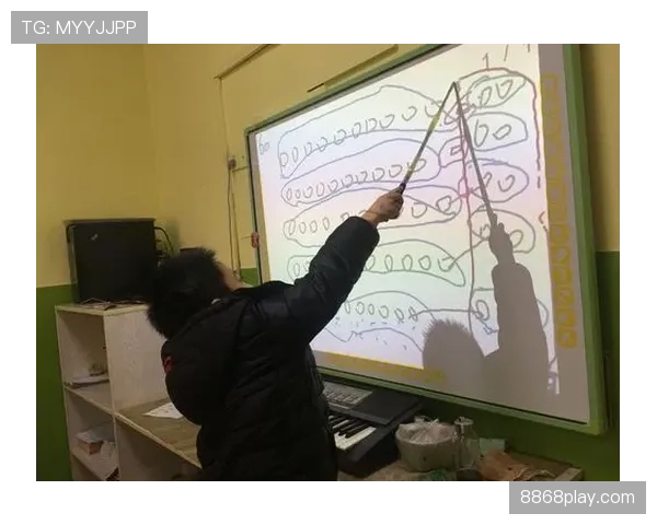 内马尔又双叒叕晒豪车了，这回连狗都戴金链子？