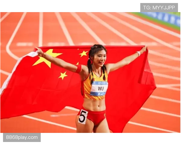 吴艳妮赛前涂指甲油的画面被拍，这姐是真把田径场当秀场了？